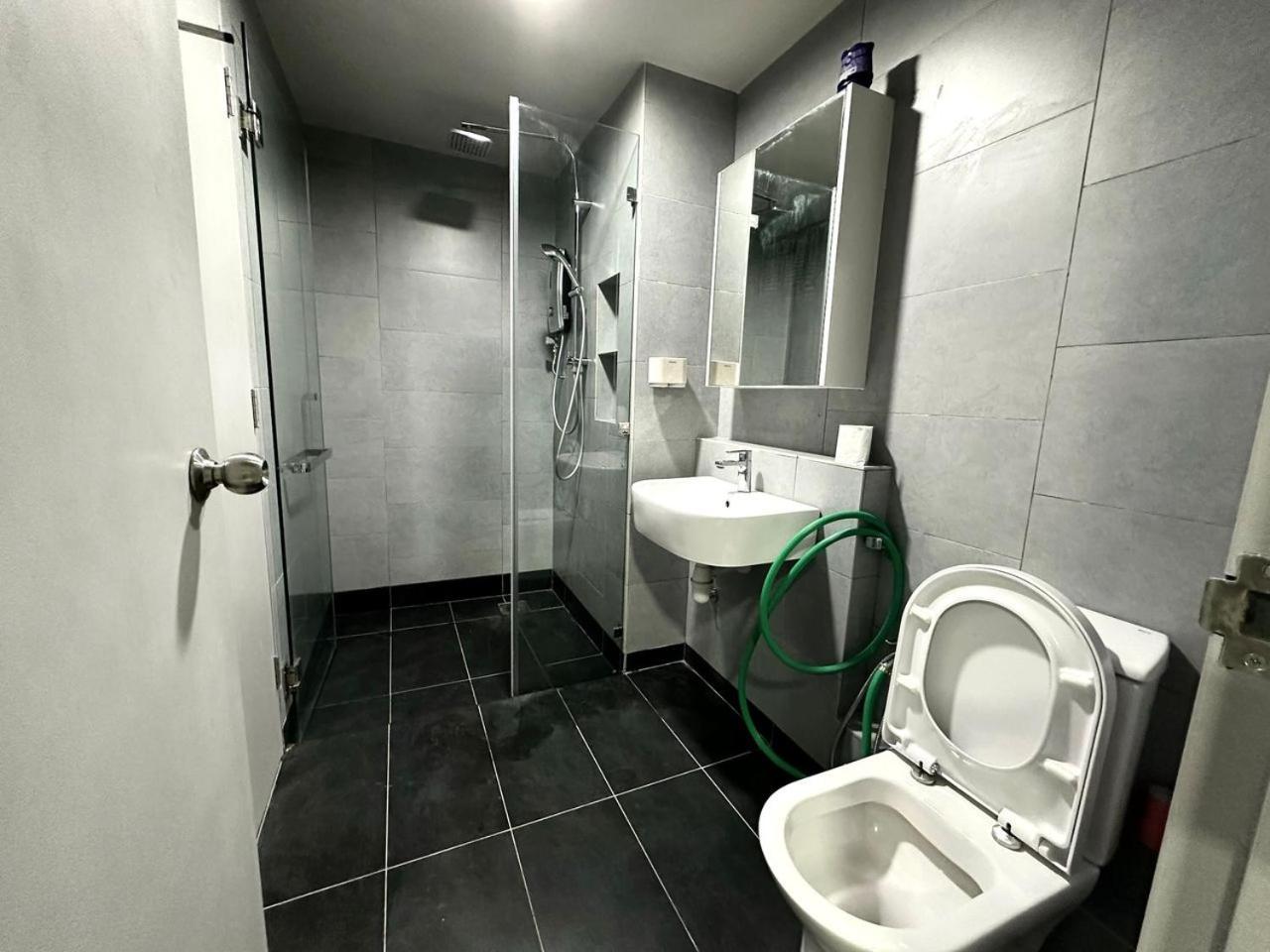 Jesselton Quay Sea & Pool View For 6 Pax Appartement Kota Kinabalu Buitenkant foto